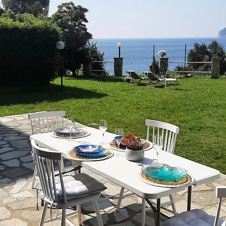 Villa Mediterranean Garden